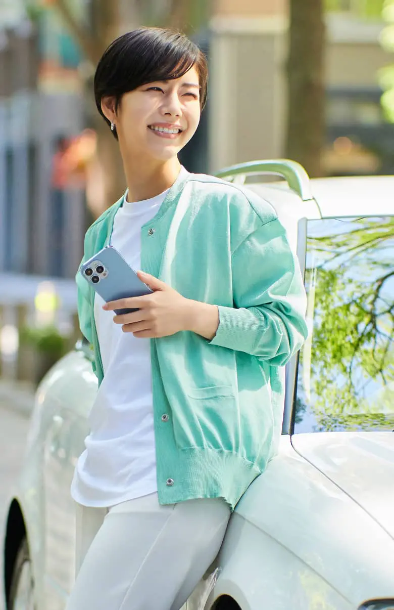 スマホを持った女性